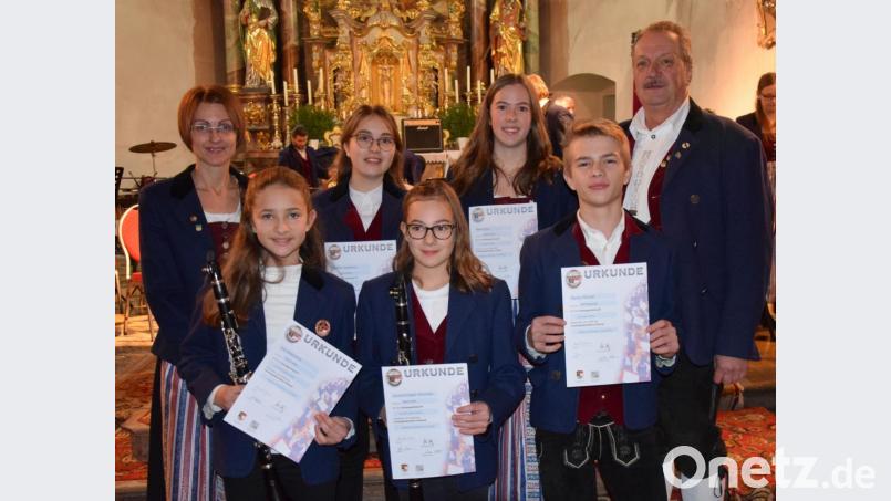 Leistungsabzeichen für Musiker der Trachtenkapelle Hohenburg (von links): musikalische Leiterin Anja Paulus, Magdalena Eck (Klarinette), Stephanie Lindner (Querflöte), Franziska Lautenschlager (Klarinette), Nina Plank (Klarinette), Michael Paulus (Schlagzeug) und Vorsitzender Markus Mitschke. Bild: bö