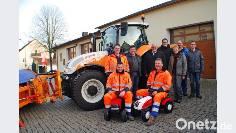 Die Übergabe des neuen Schleppers mit (vorne, von links) Michael Jaworeck und Markus Betzl sowie (hinten, von links) Konrad Hart, Günter Igl, Bürgermeister Klaus Meyer, Stefan Döllinger, Christine Altnöder, Thomas Scharnagl und Christoph Schwartling. Bild: enz