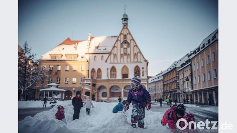 Schneeberge vor dem Amberger Rathaus – wann gibts denn sowas? Das Foto entstand im Februar 2019. Ein paar Tage lang war die Region eingeschneit. Bild: Michael Golinski