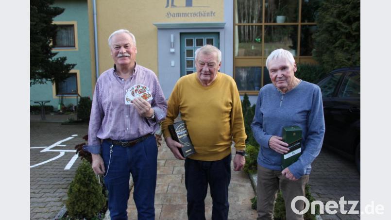 Die meisten Punkte am Skat-Tisch haben in diesem Jahr (von links) Günther Karl mit 50 467 Punkten, Josef Riedl mit 47 534 und Gerald Höhne mit 45 351 Punkten gesammelt. Bild: frd