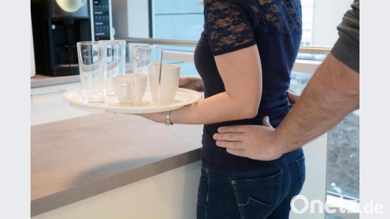 Im Wirtshaus an der Taille berührt werden? Das geht gar nicht, findet eine junge Kellnerin aus der Oberpfalz. Vor allem ältere Männer haben von der "Me too"-Debatte noch nichts mitbekommen. Bild: Gabi Schönberger