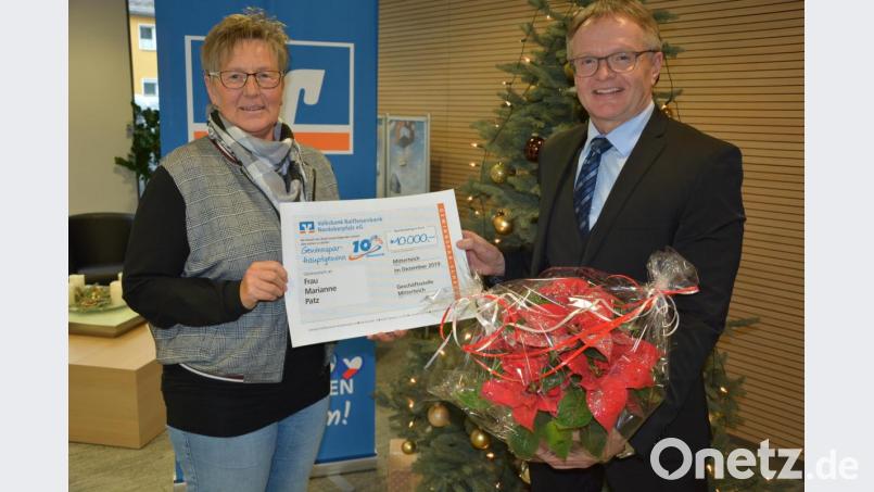 Die Teilnahme am Gewinnsparen der Volksbank Raiffeisenbank Nordoberpfalz brachte der gebürtigen Konnersreutherin Marianne Patz den Hauptgewinn von 10 000 Euro ein. Stellvertretender Regionalmarktleiter Harald Zottmeier überreichte den symbolischen Scheck und einen Weihnachtsstern. Bild: jr