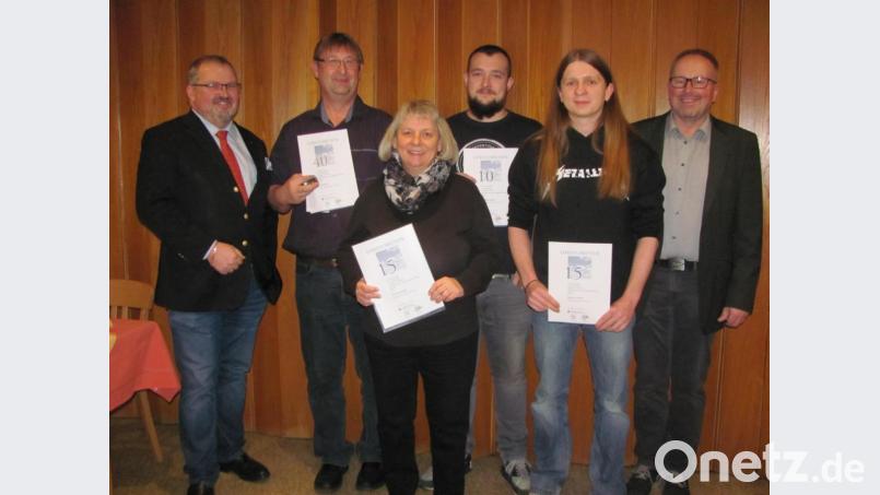 Firmenchef Anton Forster (von links) ehrt Josef Welzl für 40 Jahre Firmenzugehörigkeit, Petra Walther für 15 Jahre, Johannes Böhm für 10Jahre und Josef Sladek für 15 Jahre. Betriebsleiter Matthias Fütterer dankt allen für die Treue zur Firma. Bild: sei