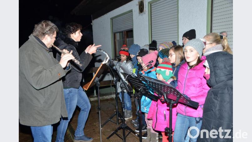 Der Kinderchor der Pfarrgemeinde &quot;Kinder der Musik&quot; gestalteten die Waldweihnacht musikalisch mit. Thomas Winderl spielte mit der Querflöte, während Kathrin Scheibl den Takt vorgab. Bild: dob