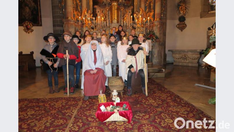 Die Drittklässler, die im kommenden Jahr am 19.4. ihre Erstkommunion feiern, führten bei der Kindermette das Krippenspiel „Die haben den Esel vergessen“ auf. Bild: jzk