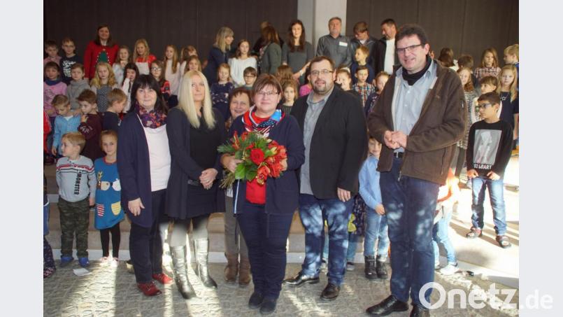 Olga Uhlemann (mit Blumen) nahm Abschied von der Schönseer Schule. Für die gute Zusammenarbeit dankten (von links) Bürgermeisterin Birgit Höcherl, Elternbeiratsvorsitzende Manuela Grosser, die frühere Schulleiterin Maria Pfistermeister, Rektor Thomas Troidl und Stadtpfarrer Wolfgang Dietz. Bild: mmj