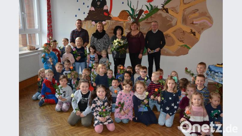 In den Ruhestand verabschiedet wurde Gisela Wild (Mitte), die drei Jahrzehnte lang als Erzieherin im Kinderhaus Pechbrunn arbeitete. Dafür dankten (von links) Thilo Rank vom Elternbeirat, Kinderhausleiterin Sabine Doß, ihre Vorgängerin Brigitte Kreil und Bürgermeister Ernst Neumann. Im Vordergrund ein Teil der Kinder, die jeweils eine Rose überreichten. Bild: jr