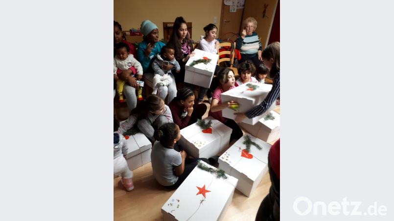 Die Kinder der Gemeinschaftsunterkunft erhielten von den Schülern auch Geschenke. Bild: Stiftland-Gymnasium/exb