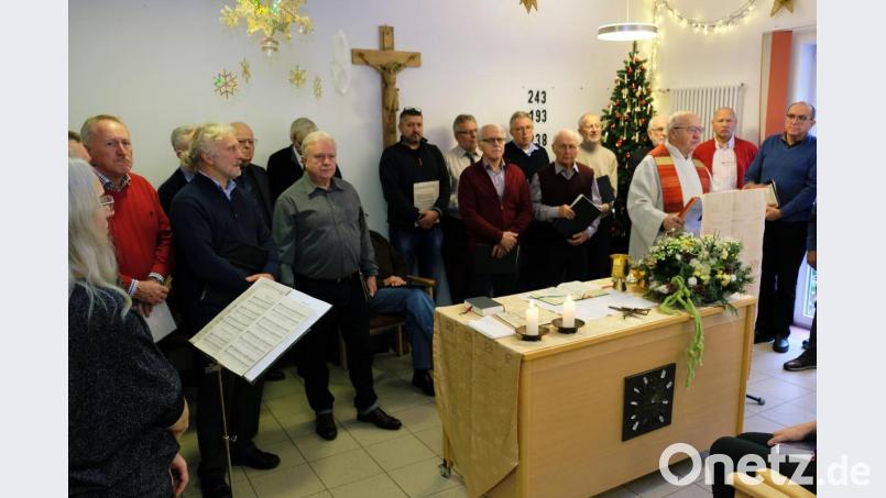 Zahlreich ist das Singen und Musizieren um Weihnachten herum. Traditionell gestaltet die &quot;Liedertafel&quot; einige Gottesdienste am zweiten Weihnachtsfeiertag. Im Bild der Chor mit Dirigentin Riita Michelson (links) bei der Gestaltung der Messfeier im BRK-Seniorenheim. Bild: do
