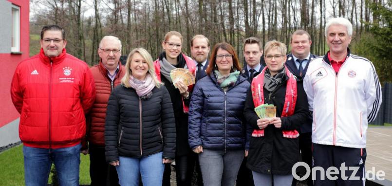 Vorsitzender Gerhard Stadler (rechts) öffnete mit seinem Kassier Christian Haberkorn (links) die Vereinskasse für gute Zwecke. Bild: mef