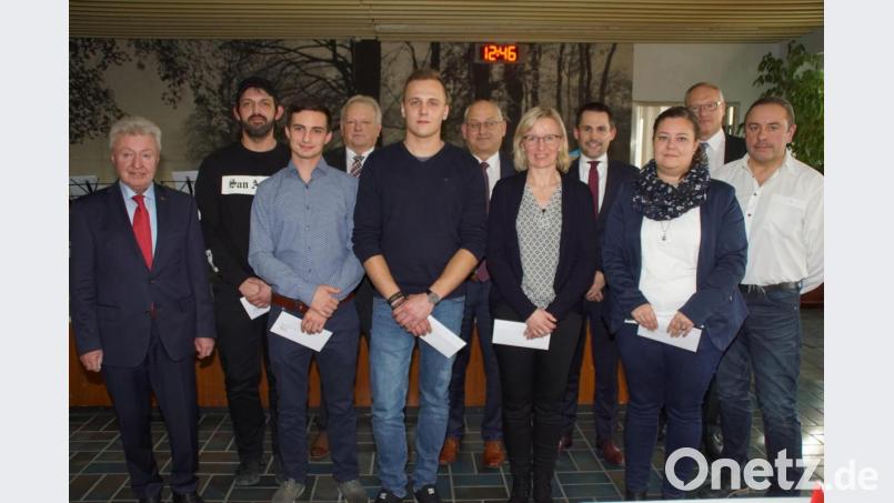 Alleingesellschafter Michael Koller (links), die Geschäftsführer Robert Eibl, Michael Geutler und Benedikt Koller (hintere Reihe, ab Viertem von links), Betriebsratsvorsitzender Alois Spachtholz und Werksleiter Norbert Weinhold (von rechts) ehrten mehrere Mitarbeiter. Seit zehn Jahren bringen sie ihre Arbeitskraft im Unternehmen ein. Bild: mmj