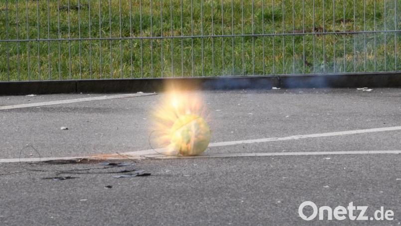 Wie ein Feuerball explodiert dieser Kohlkopf, in dem ein tschechischer illegaler Böller steckte. Bild: Johann Miesbeck / Bundespolizei