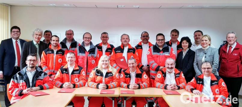 Im Landkreis Tirschenreuth haben die ersten 23 Notfallsanitäter die Delegationsurkunden erhalten. Bild: BRK-Kreisverband/exb