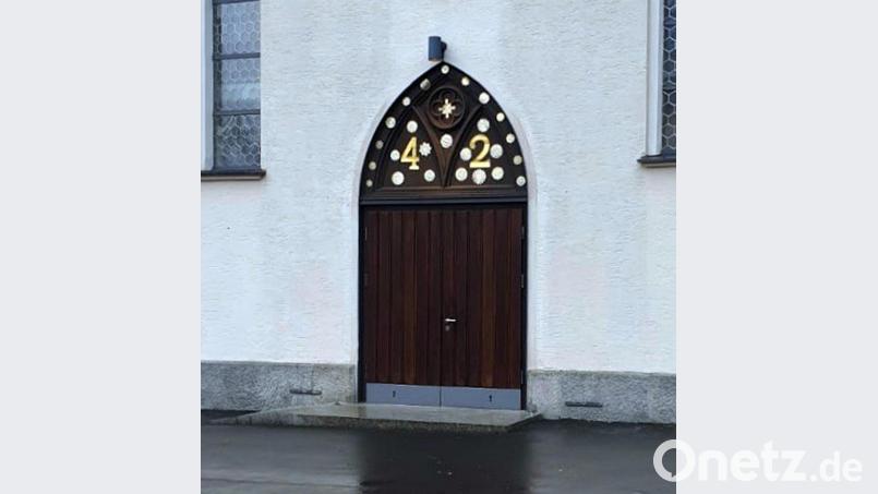 Das 42. Adventstürchen sorgt für Aufsehen in Rothenstadt. Bild: Dobmeier