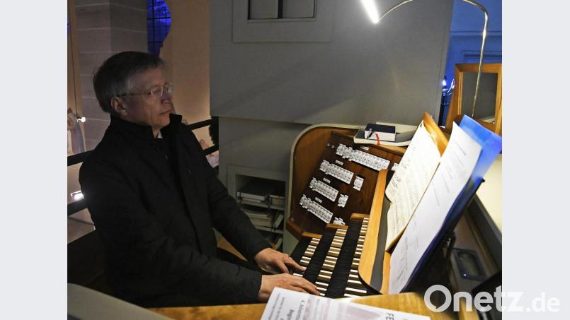 Domorganist Franz-Josef Stoiber aus Regensburg entlockte den über 4000 Pfeifen der Weise-Mühleisen-Orgel (1969/2013) ihre klanglichen Facetten. Bild: Petra Hartl