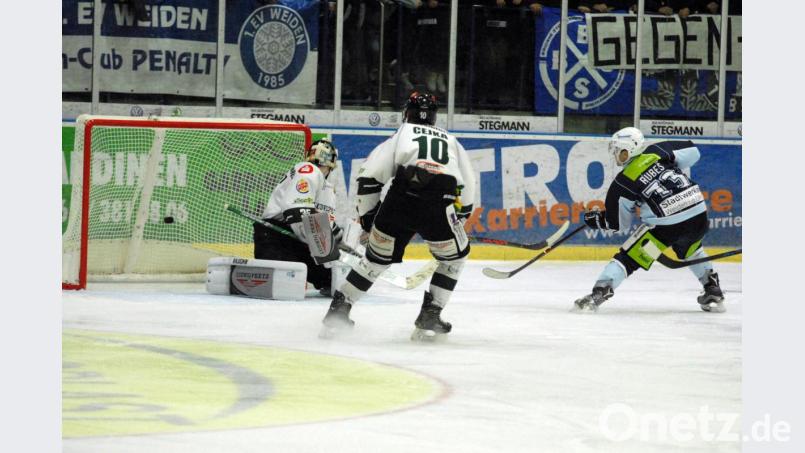So wollen die Blue-Devils-Fans Tomas Rubes sehen: Hier schießt der Tscheche im ersten Match gegen den Höchstadter EC zum 4:2-Endstand ein. Am Samstag und Montag treffen die Weidener zwei Mal auf die Mittelfranken. Im Kampf um den Einzug in die Meisterrunde sind sechs Punkte Pflicht. Bild: gb