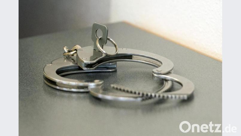 Handschellen liegen auf einem Tisch. Foto: Armin Weigel/dpa/Symbolbild Bild: Armin Weigel