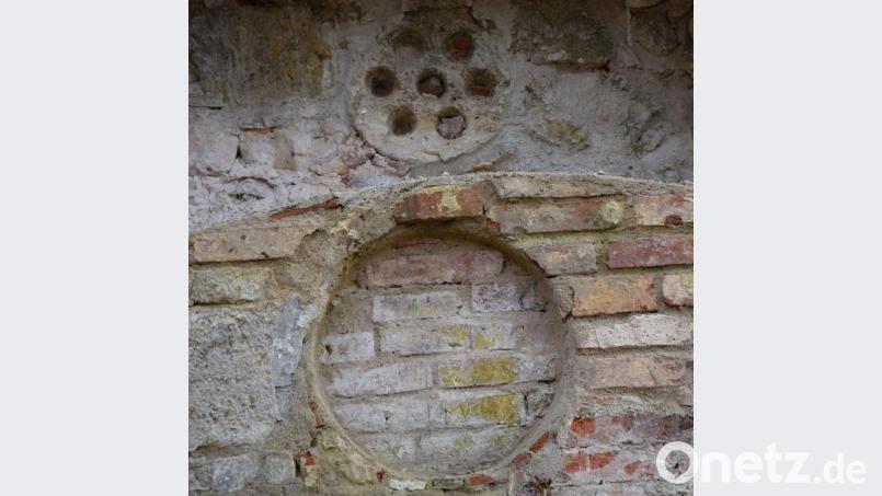 Der geheimnisvolle Schalen- oder Näpfchenstein aus vorchristlicher Zeit ist bei der Renovierung der Pfarrkirche St. Maria und St. Lucia im Mauerwerk zum Vorschein gekommen. In der darunterliegenden kreisrunden Nische war bis zur Ablösung 1951 ein Christusbild angebracht. Über dessen Verbleib ist allerdings nichts bekannt. Bild: bö
