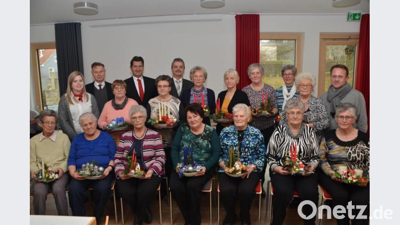 Zahlreiche Seniorinnen konnten für ihre lange Treue zu den Wasser- und Gymnastikgruppen von Lotte Hofmann (hinten, Zweite von rechts) geehrt werden. Mit einem adventlichen Gesteck bedankte sich Lotte Hofmann bei jeder einzelnen Frau. Bild: dob