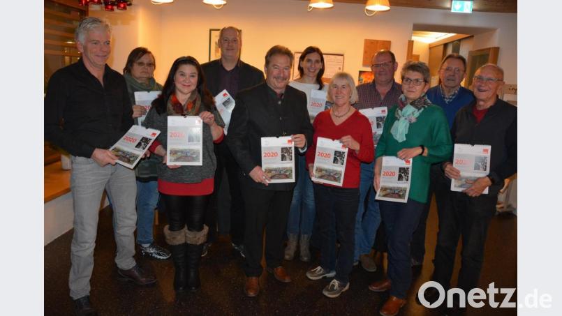 Bei der Vorstellung des Kalenders mit dabei waren (von links) Manfred Sommer, Petra Maurer, Ute Haibach, Landratskandidat Thomas Döhler, SPD-Ortsvorsitzender und Bürgermeisterkandidat Johann Brandl, Andrea Lugert, Angelika Müller, Werner Hankl, Claudia Betzl, Hans-Günther Pietschmann und Walter Wenisch. Bild: jr