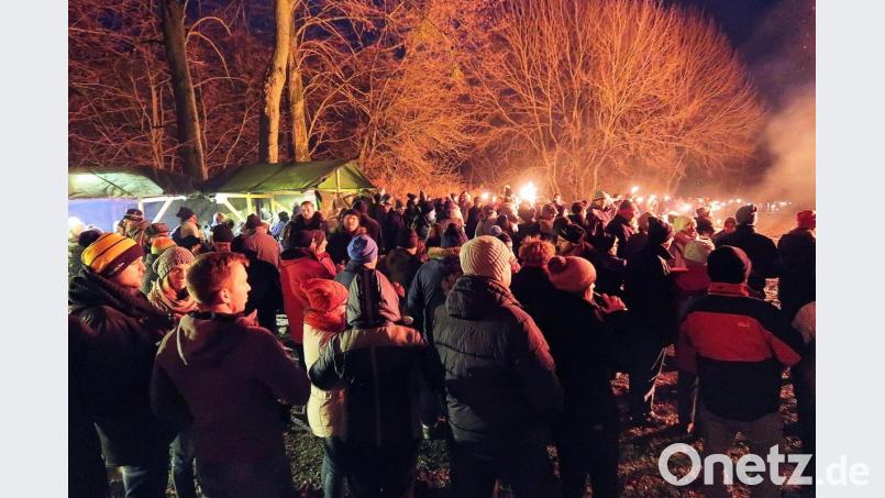 Viele Gäste und Einheimische schlossen sich in den zurückliegenden Jahren dem Fackelzug von Friedenfels zum Schusterberg an. Zahlreiche weitere Besucher warteten vor der Kriegerkapelle auf das Eintreffen der Wanderer und das Entzünden des Bergfeuers. Bild: bsc