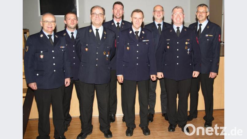 Die ausgezeichneten aktiven Feuerwehrmänner: (von links) Josef Singer, 2. Vorsitzender der FFW Amberg, Christian Karl, 2. Kommandant, Bernhard Dotzler, Kommandant Christian Schafbauer, Wolfgang Weigl, der neugewählte 2. Vorsitzende Jürgen Köppel, Stefan Ott und Vorsitzender Wolfgang Nagler. Bild: tne