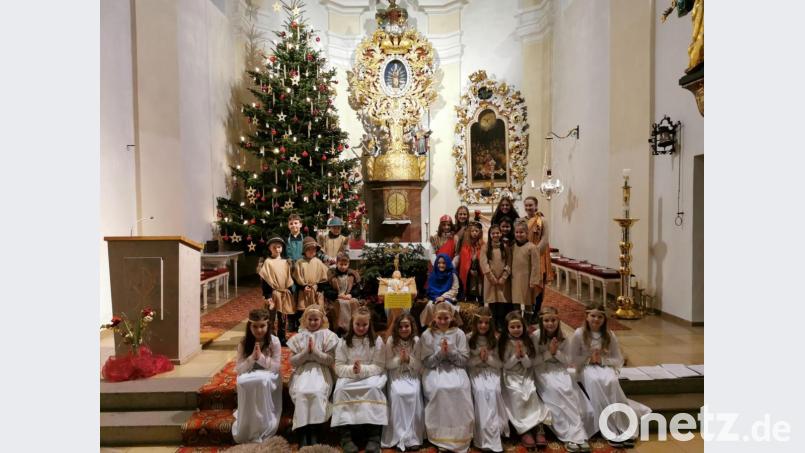 Ein sehenswertes Krippensingspiel boten zahlreiche Kinder an Heilig Abend. Bild: gz