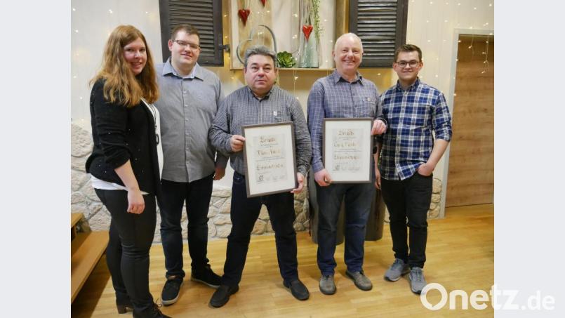 Der aktuelle Vorstand ehrt die beiden Ehrenvorsitzenden: (von links) Kristina Betz, Matthias Winter, Dionys Böckl, Georg Matzke und Markus Holzinger. Bild: exb/Philipp Korb