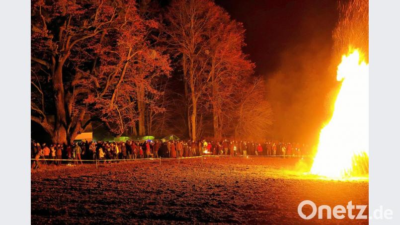 Das Bergfeuer des Arbeitskreises Tourismus auf dem Schusterberg lockt und begeistert jedes Jahr viele Besucher. Bild: bsc