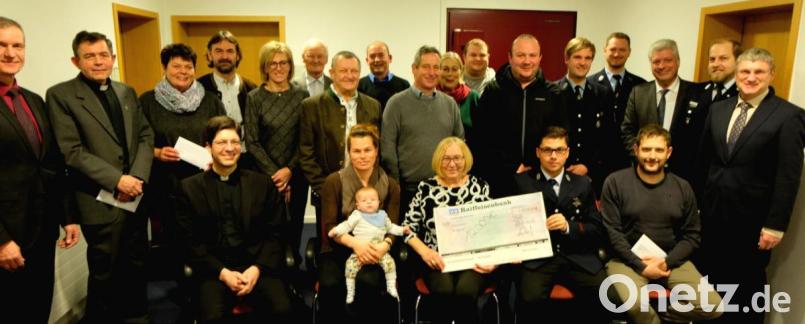 Die Vertreter der Vereine freuen sich über die Zuwendungen. Bild: le