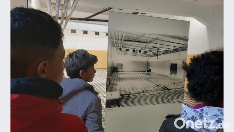 Die Grafenwöhrer Schüler studieren die Bilder, die im Konzentrationslager in Flossenbürg ausgestellt sind. Bild: rgr