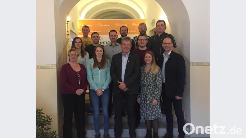 Mit einer richtungsweisenden Aufstellung von vielen jungen Kandidatinnen und Kandidaten will die JWG vor allem junge Leute begeistern, ihre Zukunft selbst in die Hand zu nehmen und mitzugestalten. Rekordverdächtig der Anteil von sechs Bewerberinnen, was es in der Knopfstadt noch nicht gegeben hat. Im Bild die Kandidaten mit Vorsitzendem Alfred Wolf (vorne, Mitte) und dem Landratskandidaten der Freien Wähler, Ely Eibisch (vorne, rechts). Bild: exb