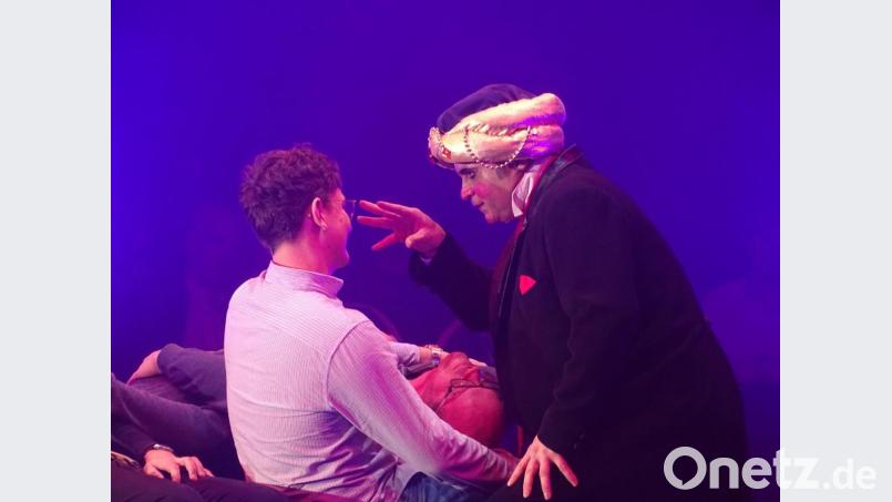 Schlaf schön und träume: Clown Davis Vassallo ist nicht nur Spaßmacher, der seine Karriere bei Billy Smart begann. Er kann auch Menschen aus dem Publikum in Trance versetzen. Bild: Houschka