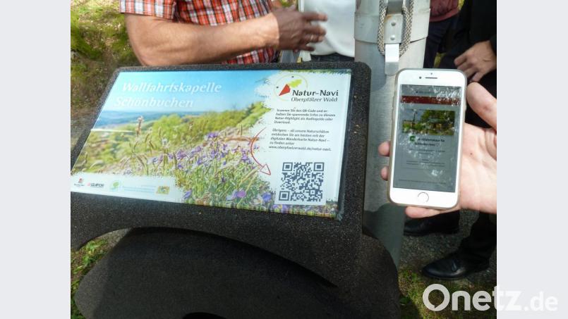 Über den QR-Code auf der Glastafel ist per Smartphone das Einloggen in das Natur-Navi möglich. Archivbild: Portner, Gertraud