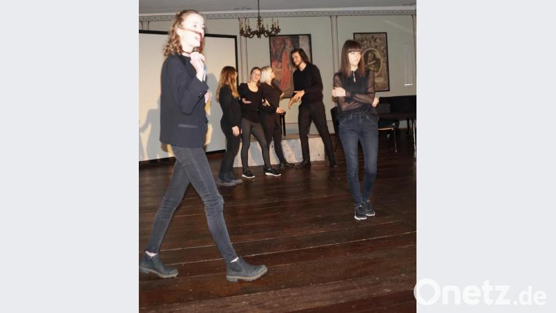 Die Rolle der Professorin (Emilia Schopper, links) zog sich wie ein roter Faden durch das Stück, das als Szenencollage angelegt ist. Bild: weu