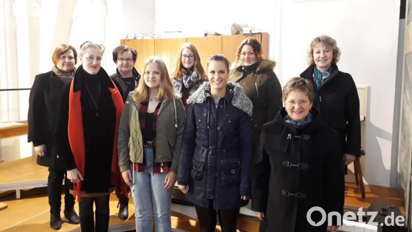 Die Gesangsklasse von Musiklehrerin Gertrud Werner (Zweite von links) bringt in der Stadtpfarrkirche klassische Werke. An der Orgel begleitet die Sängerinnen souverän Klara Bäumler (links). Bild: kwl