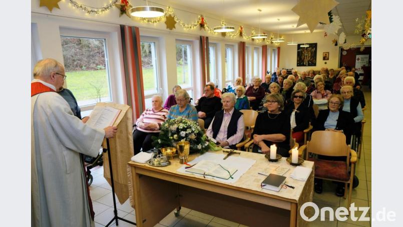 Dankbare Senioren und deren Angehörige findet der Männerchor jedes Jahr im BRK-Seniorenzentrum bei der musikalischen Gestaltung des Gottesdienstes am Stephanus-Tag mit Ruhestandspfarrer Helmut Süß (links) vor. Bild: do
