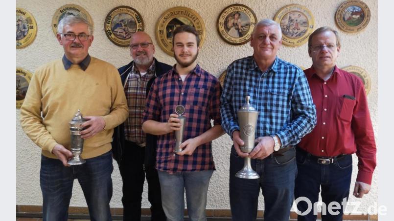 Über verschiedene Pokale freuen sich Willi Stöckl (Erwin Zerbian Pokal), Dritter Schützenmeister Erwin Zerbian, Simon Obendorfer (Glaskugelpokal), Alfons Schmidl (Wiedergründungspokal) und Schießleiter Klaus Ketzler (von links). Bild: nib