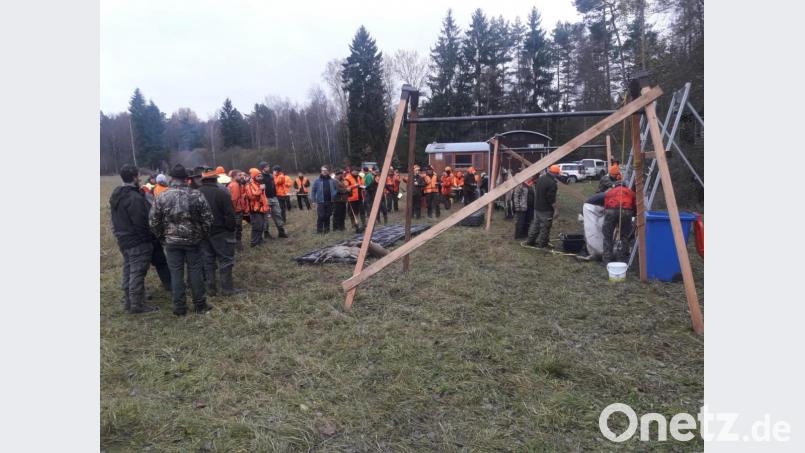 Am Ende der Jagd kommen alle Jäger wieder zusammen und tauschen sich am Feuer und bei heißen Getränken aus. Das erlegt Wild wird fachmännisch versorgt und verwertet. Bild: exb