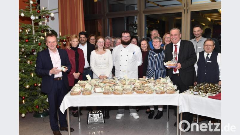 Klinikums-Koch Marcel Hofmeister (Mitte) hatte ein Festessen zubereitet. OB Seggewiß (Dritter von rechts) hielt eine festliche Rede. Viele Ehrenamtliche arbeiteten bei der Gestaltung der &quot;Einsamenweihnachtsfeier&quot; in der Personalcafeteria mit. Bild: hcz