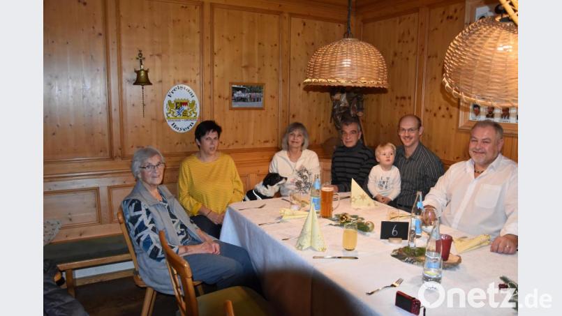 Erika Fuchs (links) hat schon viel erlebt. Zu ihrem 90. Geburtstag lädt sie ihre Familie zum Essen ein. Bild: fuw