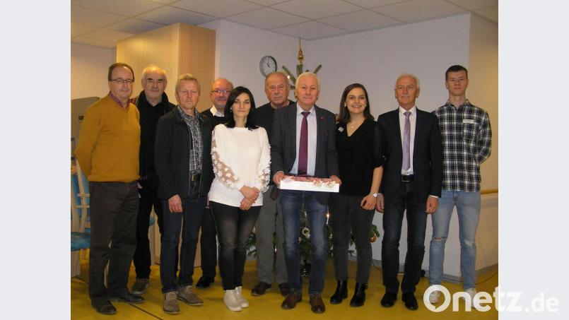 Gläser mit Honig als Weihnachtsgeschenk übergab namens der SPD-Fraktion Dieter König (vorne, mit Karton) an Heimleiterin Natalja Kiel (links daneben) und die Leiterin Soziale Betreuung Regina Brum (rechts daneben). Mit im Bild: Robert König (von links), Hans Englmann, Oswald Geisler, Diakon Harald Schraml, Altbürgermeister Günther König, Bürgermeister Peter König und Tim Burger vom Senioren-Servicehaus. Bild: öt