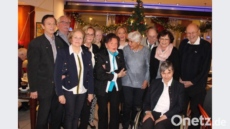 Der Bridgeclub ehrte die Gründungsmitglieder. Im Bild von links Rudolf Löwlein, Reinhard Etzold, Margaretha Kainz, Helga Reddig-Titze, Charlotte Pfitzner, Ursula Benker-Schirmer, Christel Trötschel, Ingeborg Brendler, Dieter Bley, Carola Meyer, Gitta Henseleit, Albert Kaltenthaler. Bild: exb