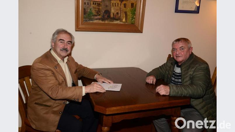 Bürgermeister Karl-Heinz Preißer (links) und SPD-Ortsvereinsvorsitzender Karl Hauser freuen sich über die Bereitschaft Julia Bayers für das Amt des Bürgermeisters im Markt Luhe-Wildenau zu kandidieren. Bild: bey