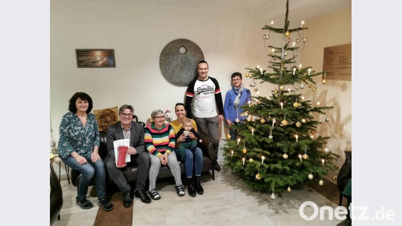 Im Namen der Marktgemeinde wünschte Bürgermeister Reiner Gäbl und im Namen des Wohnheims Maria Klug (li) der Neubürgerin Getraud Schmid (3.v.l.) im Beisein von Enkelin Katrin, Urenkel Kilian, Sohn Herbert und Tochter Elfriede besinnliche Weihnachtsfeiertage und Gesundheit für 2020. Bild: gz