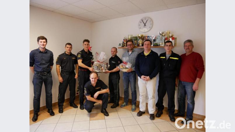 Beim traditionellen Weihnachtsbesuch überreichte Kommandant Tobias Tippmann (Vierter von rechts) ein Präsent an die Egerer Kollegen. Diese revanchierten sich mit einem Geschenkkorb. Mit im Bild Kreisbrandinspektor Lorenz Müller (rechts), Direktor Oberst Jan Doubrava (Dritter von rechts), Standortkommandant Martin Tomasek (zweiter von links) und Dolmetscher Georg Mayer (links). Bild: flm