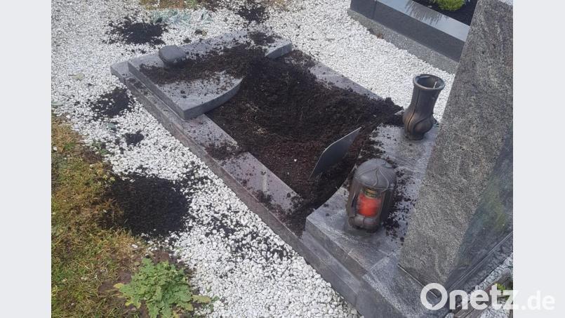 Ein verwüstetes Grab auf dem Waidhauser Friedhof. Bild: exb