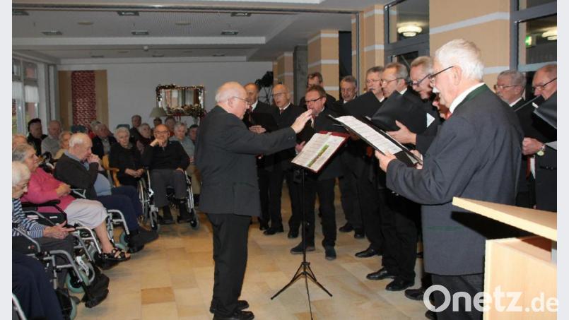 Seit 27 Jahren treten die Männer vom Gesang- und Orchesterverein Schönsee in der Weihnachtszeit im Oberviechtacher Alten- und Pflegeheim auf. Bild: frd