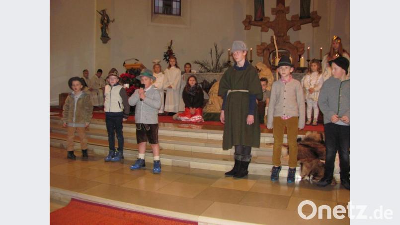 Josef Maria, Hirten, bezaubernde Engel, 22 Kinder und Jugendliche im Alter von fünf bis 18 Jahren brachten das Geschehen der Heilige Nacht im Krippenspiel den Gläubigen näher. Bild: sei