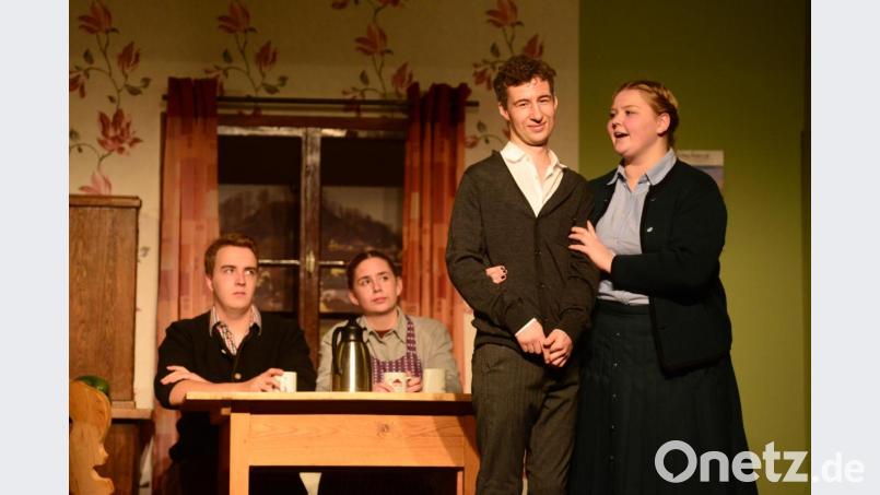 Die "eiserne Jungfrau" Erna hat sich den Gemeindediener Herrmann "geangelt". Bürgermeister Bartl Stanglmeier und Ehefrau Rosline beobachten aus dem Hintergrund das frisch verliebte Paar. Bild: bey